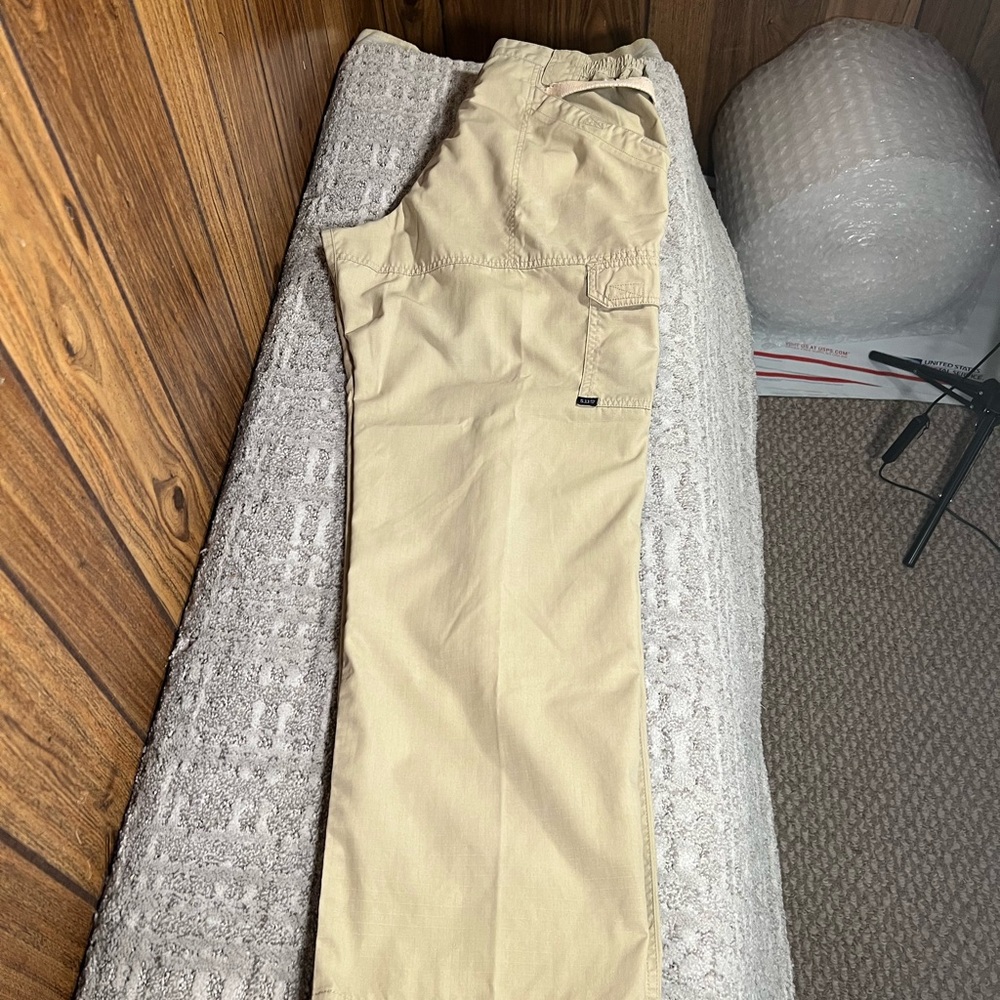 511 tatical pants, hard to rip, lots of pockets, great tatical pants